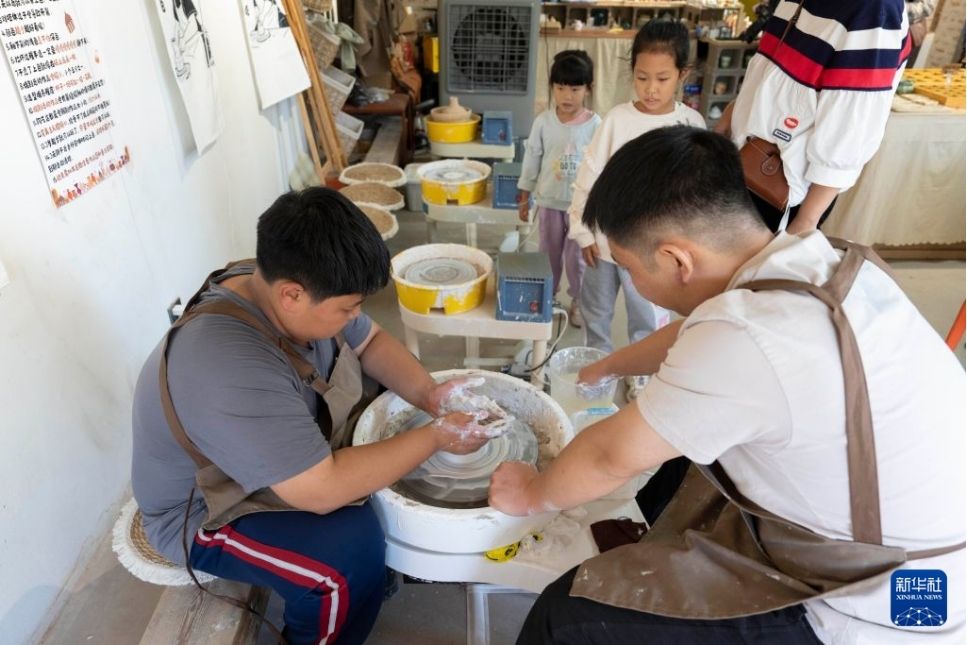 Trẻ em trải nghiệm nặn gốm tại Trung tâm Nghệ thuật Không gian Hồi, công trình tái chế từ gạch cũ làng Tây Ô Tố Đồ, Nội Mông ngày 16.9.2026. Ảnh: Xinhua