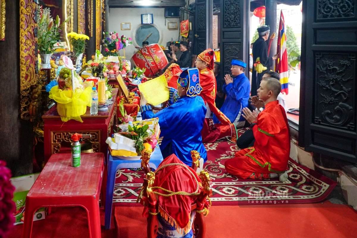 Nghi thức truyền thống tại lễ rước nước. Ảnh: Văn Toàn