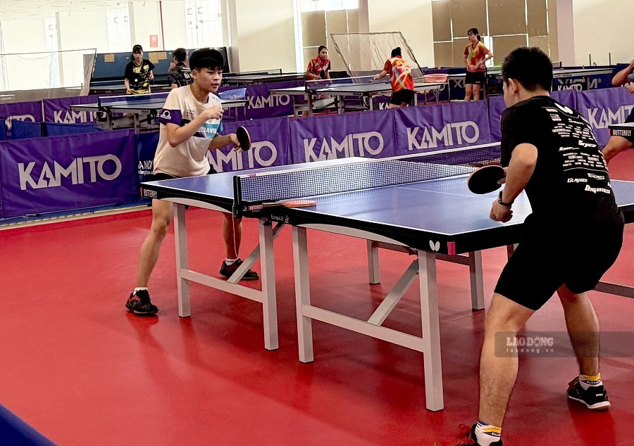 Young tennis player Do Manh Luong (white shirt) has had a valuable opportunity to compete in the WTT Feeder Bangkok International Table Tennis Tournament 2026 in Thailand. Photo: Hoai Viet
