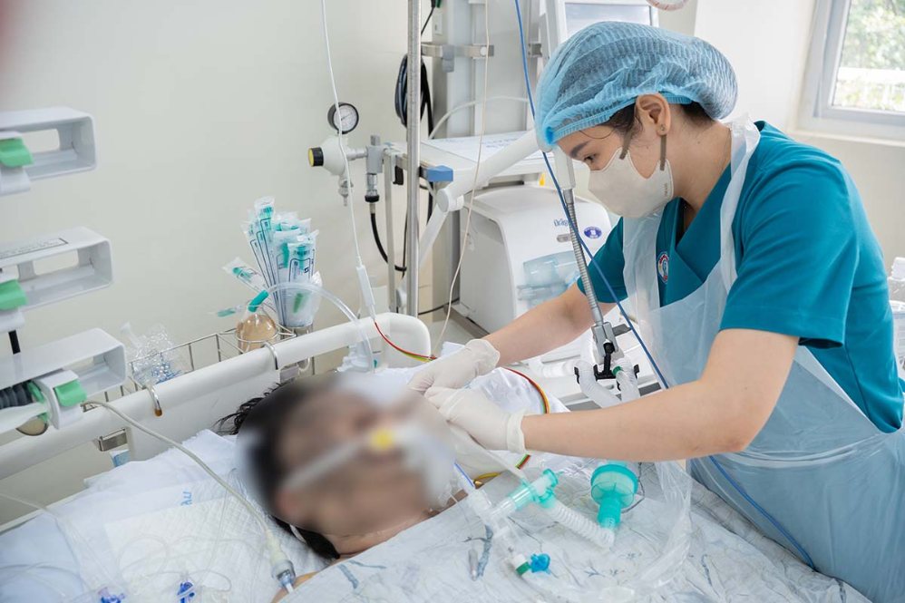 Y, bác sĩ chăm sóc cho một nạn nhân vụ cháy tại ICU Khu D, Bệnh viện Chợ Rẫy. Ảnh: Bệnh viện Chợ rẫy cung cấp
