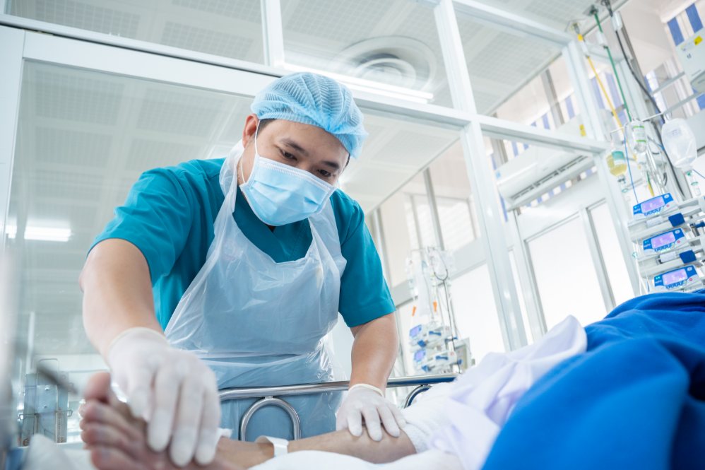 Một nạn nhân vụ cháy được theo dõi, điều trị tại ICU Khu B, Bệnh viện Chợ Rẫy. Ảnh: Bệnh viện Chợ rẫy cung cấp