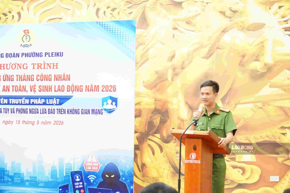 Công an phường Pleiku tuyên truyền cho công nhân lao động tại Khu công nghiệp. Ảnh: Thanh Tuấn 