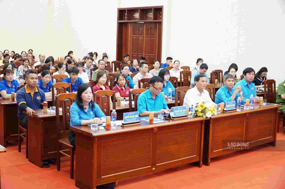 Công đoàn phối hợp tuyên truyền, nâng cao kiến thức cho nhiều công nhân lao động trên địa bàn. Ảnh: Thanh Tuấn 