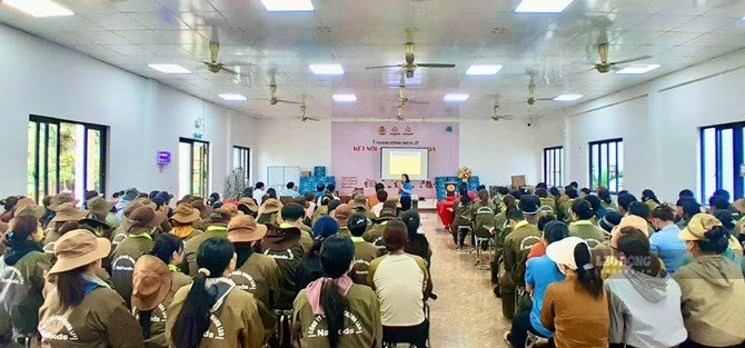 Workers participate in dialogue conferences, learn about policies and laws, and identify online scams. Photo: Thanh Tuan (photo taken in May 2026)