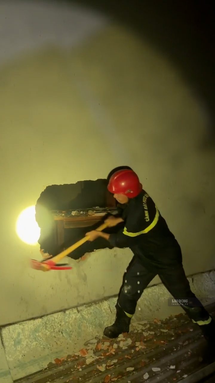 Nhân chứng kể khoảnh khắc hai mẹ con nhảy khỏi sân thượng trong vụ cháy nhà ở TPHCM. Ảnh: Anh Tú