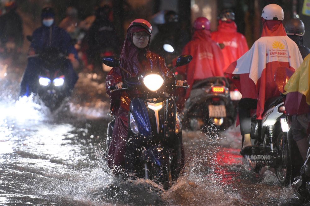 Southern region enters heavy rain. Photo: Thai Bao