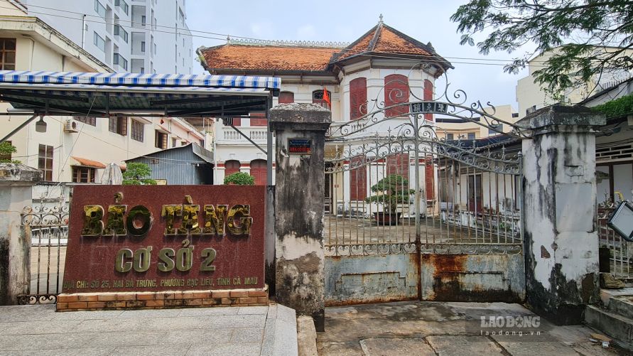 Nhà cổ số 25, trước đây thuộc sở hữu của ông Trần Khắc Nhượng, hiện được sử dụng làm Bảo tàng tỉnh Cà Mau (cơ sở 2). Dù vẫn giữ được kiến trúc kiểu Pháp đặc trưng, công trình cũng đã xuất hiện những dấu hiệu xuống cấp như tường nứt, rong rêu bám phủ bên ngoài (ảnh chụp ngày 15.9.2026). Ảnh: Nhật Hồ.