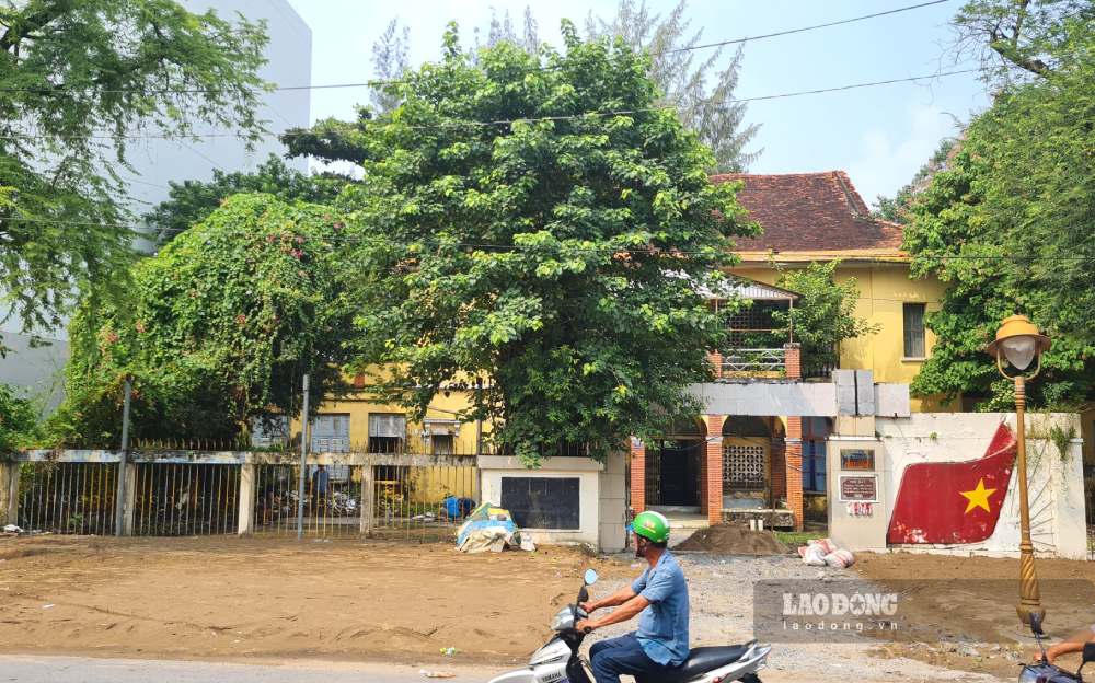 An old house on Tran Phu street, Bac Lieu ward, Ca Mau located right in the city center but abandoned for many years, seriously degraded (photo taken on September 15, 2026). Photo: Nhat Ho.