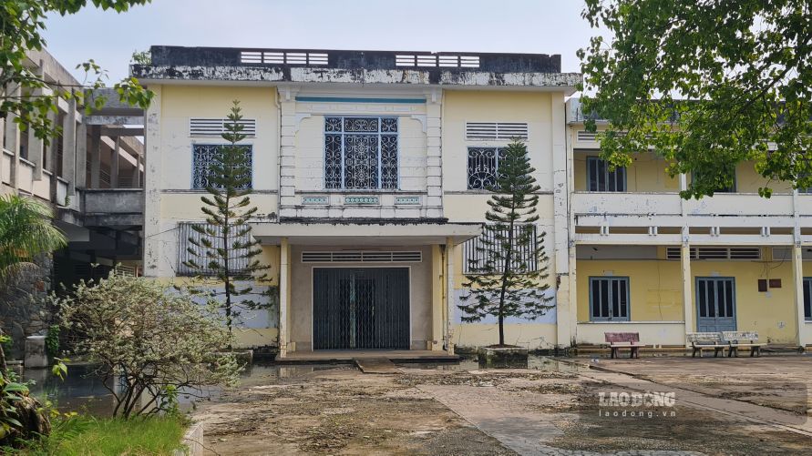 Căn nhà của ông Hội đồng Điều ( là anh vợ Công tử Bạc Liêu Trần Trinh Huy) trước đây, nằm trên đường Võ Thị Sáu, phường Bạc Liêu, tỉnh Cà Mau bỏ hoang, đã xuống cấp trầm trọng (ảnh chụp ngày 15.9.2026). Ảnh: Nhật Hồ.