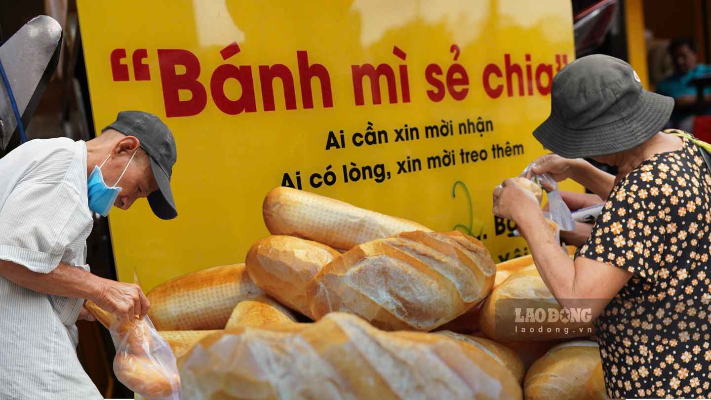 Free bread in Ho Chi Minh City, giving each other affection without distance. Graphics: Ngoc Le