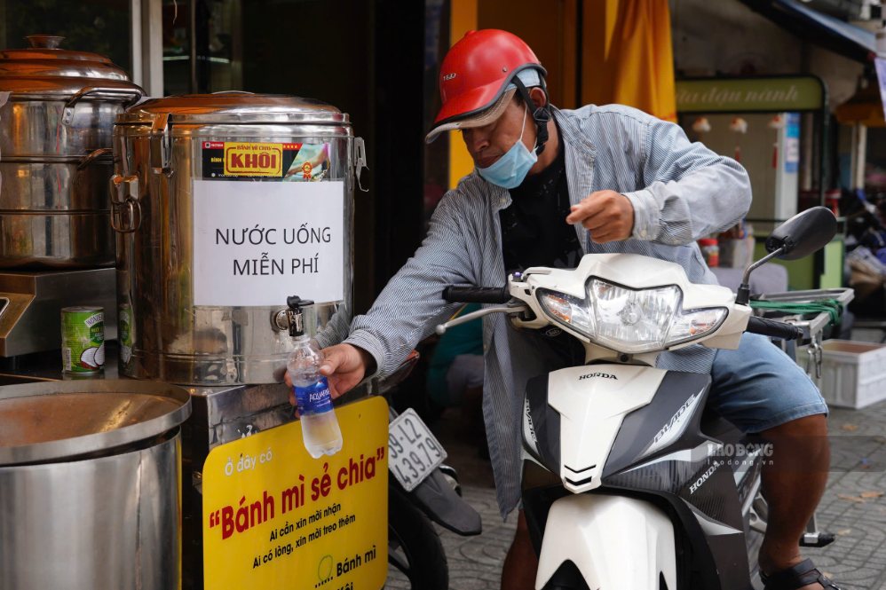 Quầy bánh mì với dòng chữ “Ai cần xin mời nhận, ai có lòng xin mời treo thêm” trên đường Lý Thường Kiệt, TPHCM. Ảnh: Thái Bảo (chụp ngày 17.9)