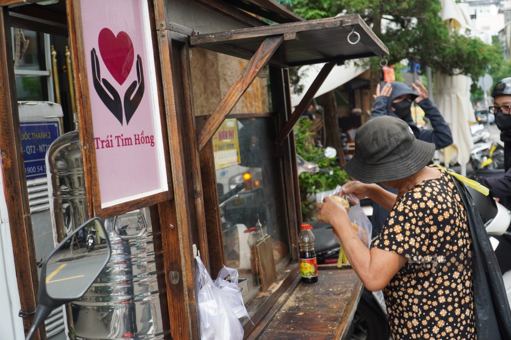 Bánh mì cùng nước tương được chuẩn bị để người nhận tự làm thành phần ăn theo ý thích.