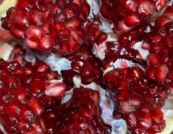 Pomegranate is one of the foods rich in antioxidants that can help reduce belly fat. Photo: Kieu Vu.