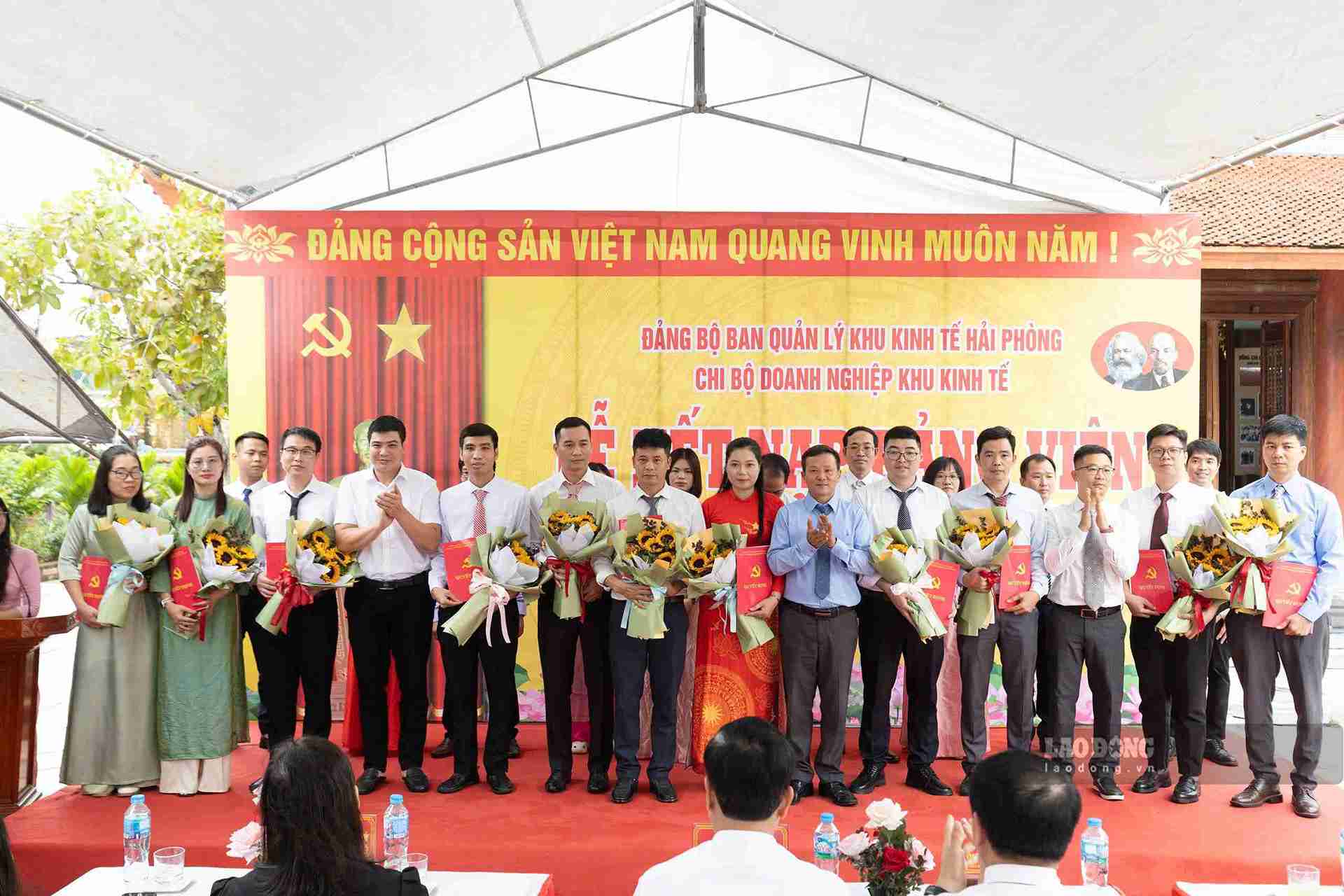 New Party members receive Party admission decisions. Photo: Mai Huong