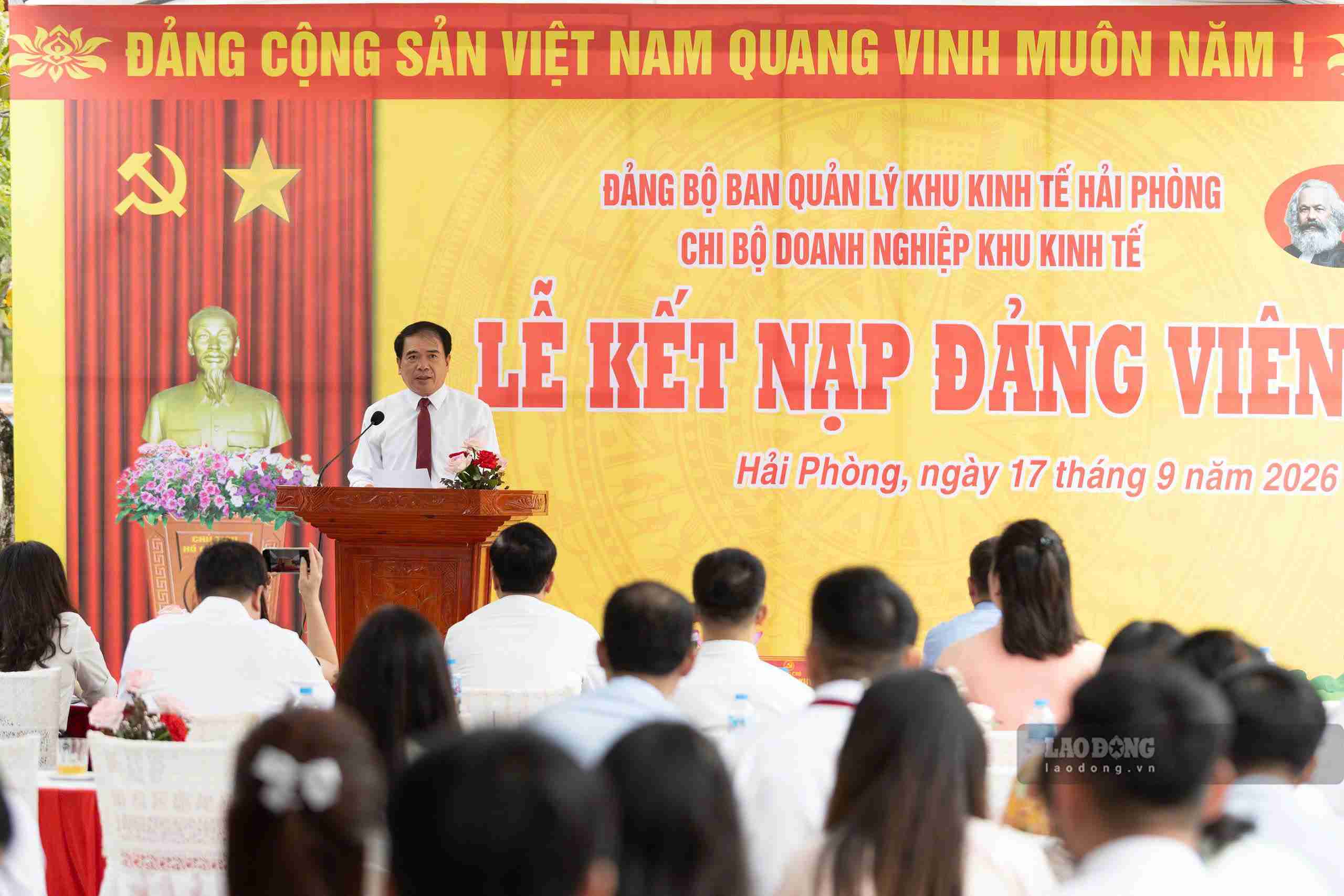 Kết nạp Đảng cho 64 quần chúng ưu tú đang làm việc tại doanh nghiệp. Ảnh: Mai Hương
