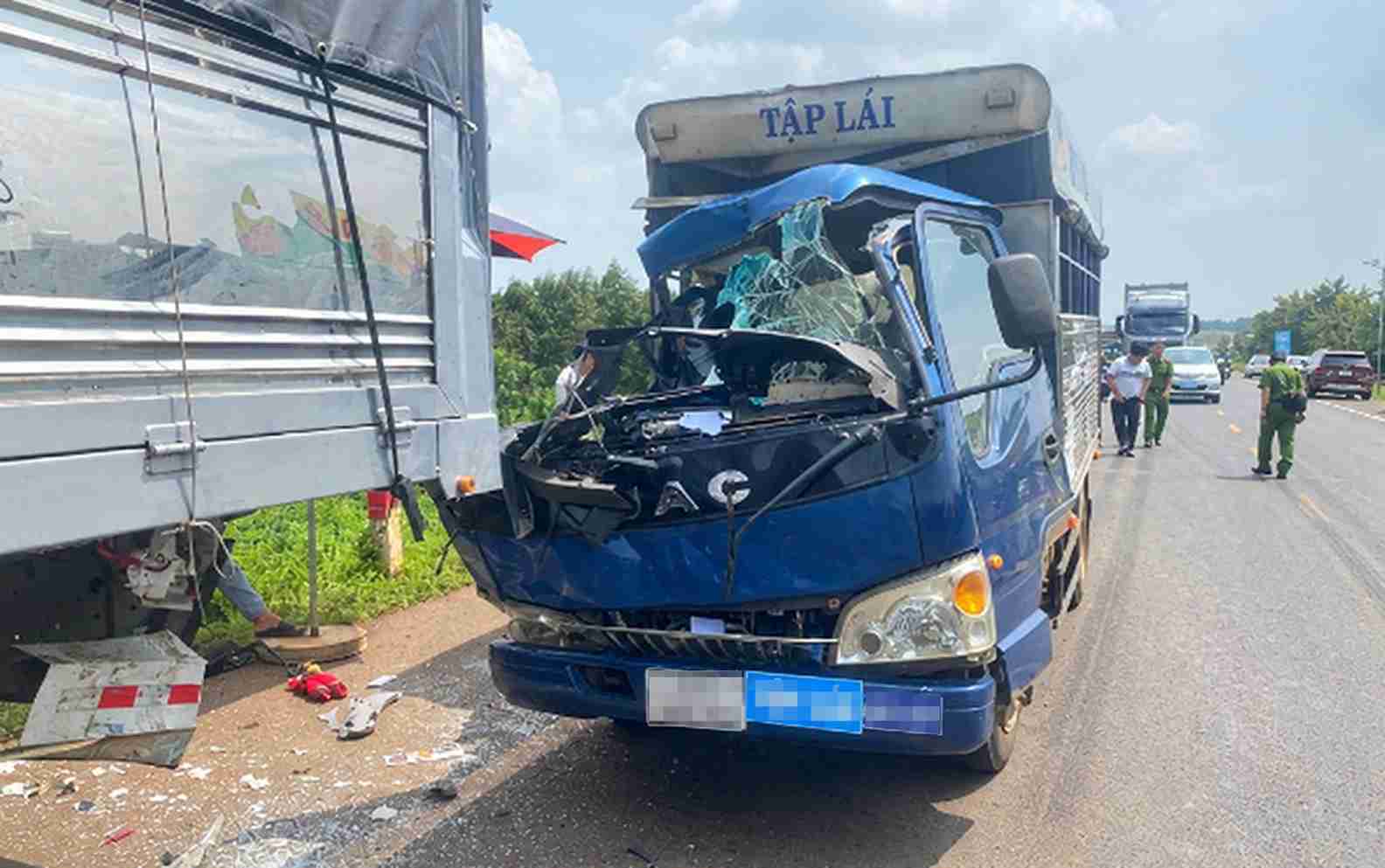 Scene of a traffic accident between a training car and a truck that killed one person on September 17, 2026. Photo: Dak Lak Police