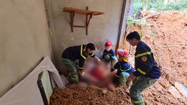 functional forces search for victims in Phu Tho. Photo: Phu Tho Provincial Police