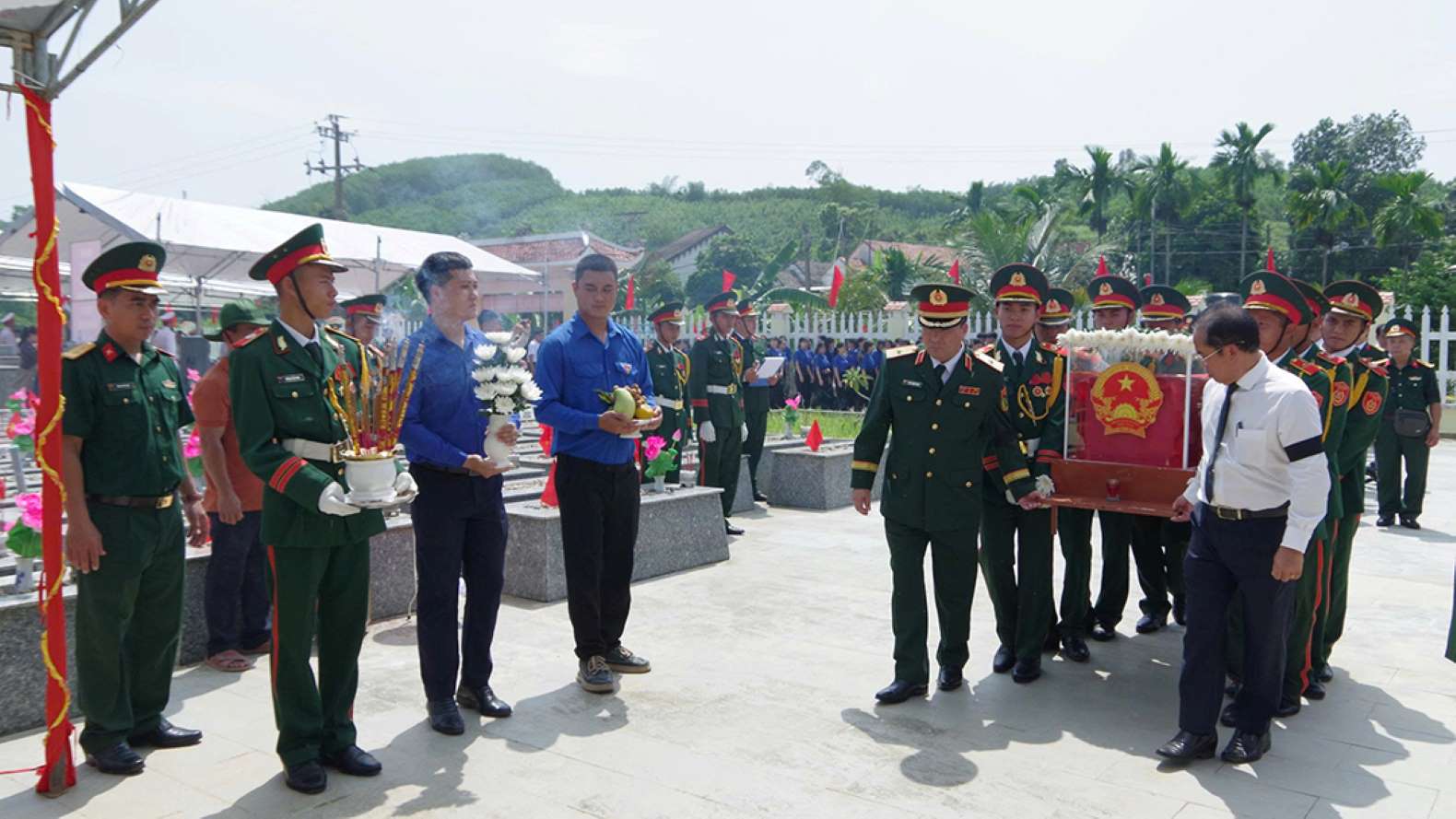 Ceremony of burial of Heroic Martyrs in Hiep Duc commune, Da Nang. Photo: Quang Cuong (BCHQS Da Nang City)