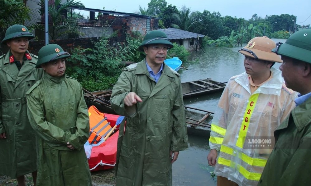 Mr. Nguyen Hong Phong - Standing Deputy Secretary of Thanh Hoa Provincial Party Committee (center) directs drainage and flood drainage. Photo: Tran Lam