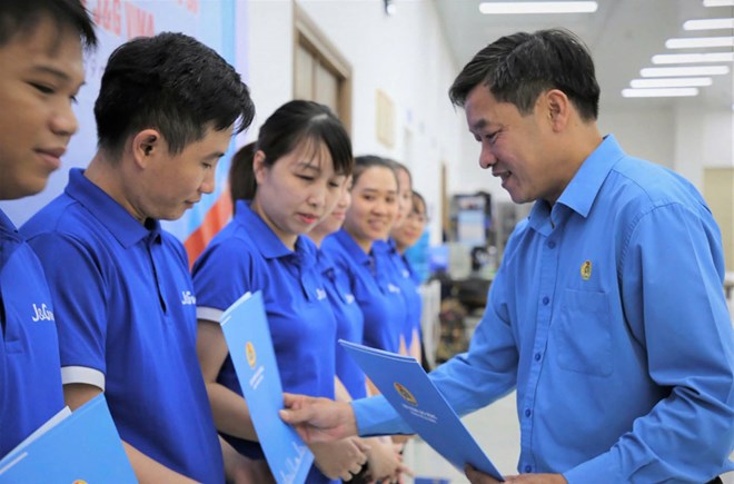 Liên đoàn Lao động thành phố Đà Nẵng công bố quyết định thành lập Công đoàn cơ sở Công ty TNHH MTV J&G Vina tại Khu công nghiệp Thuận Yên. Ảnh: Công đoàn Đà Nẵng
