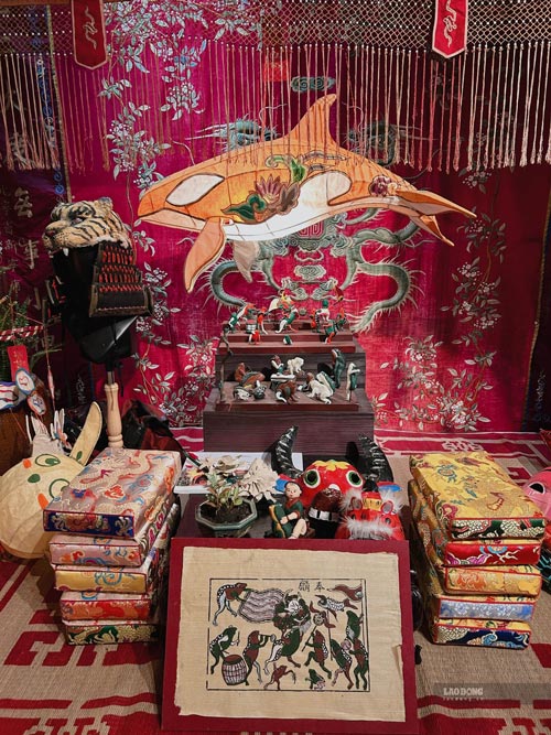 Paper lanterns, Dong Ho paintings, and lion heads are also part of the Mid-Autumn Festival memories that many people return to. Photo: Thai Bao