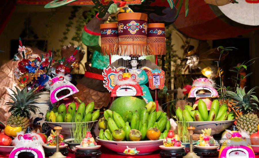 3 bàn cúng trăng đại diện cho cộng đồng người Kinh, Hoa và Khmer ở phía Nam được trưng bày trong không gian đình Sơn Trà. Ảnh: Ngọc Lê