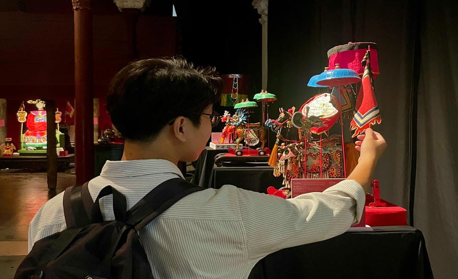 Người trẻ tìm hiểu Trung thu truyền thống tại triển lãm “Lưu Trăng“. Ảnh: Minh Chính, chụp ngày 15.9.2026