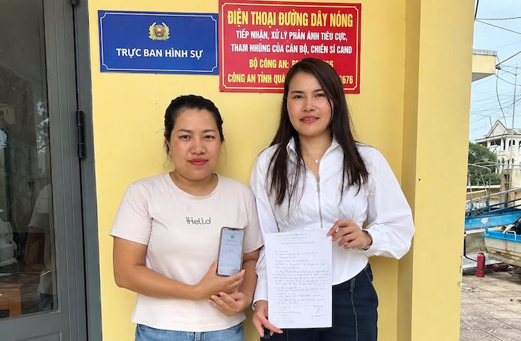 Ms. Huyen (left photo) returns the money that Ms. Dung mistakenly transferred on September 17. Photo: Quang Tri Ward Police