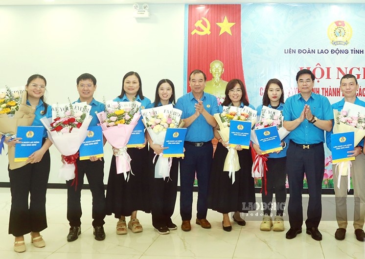 Representatives of leaders of Ninh Binh Provincial Labor Federation present decisions and flowers to congratulate representatives of newly established grassroots trade unions (photo taken on September 17). Photo: Nguyen Truong