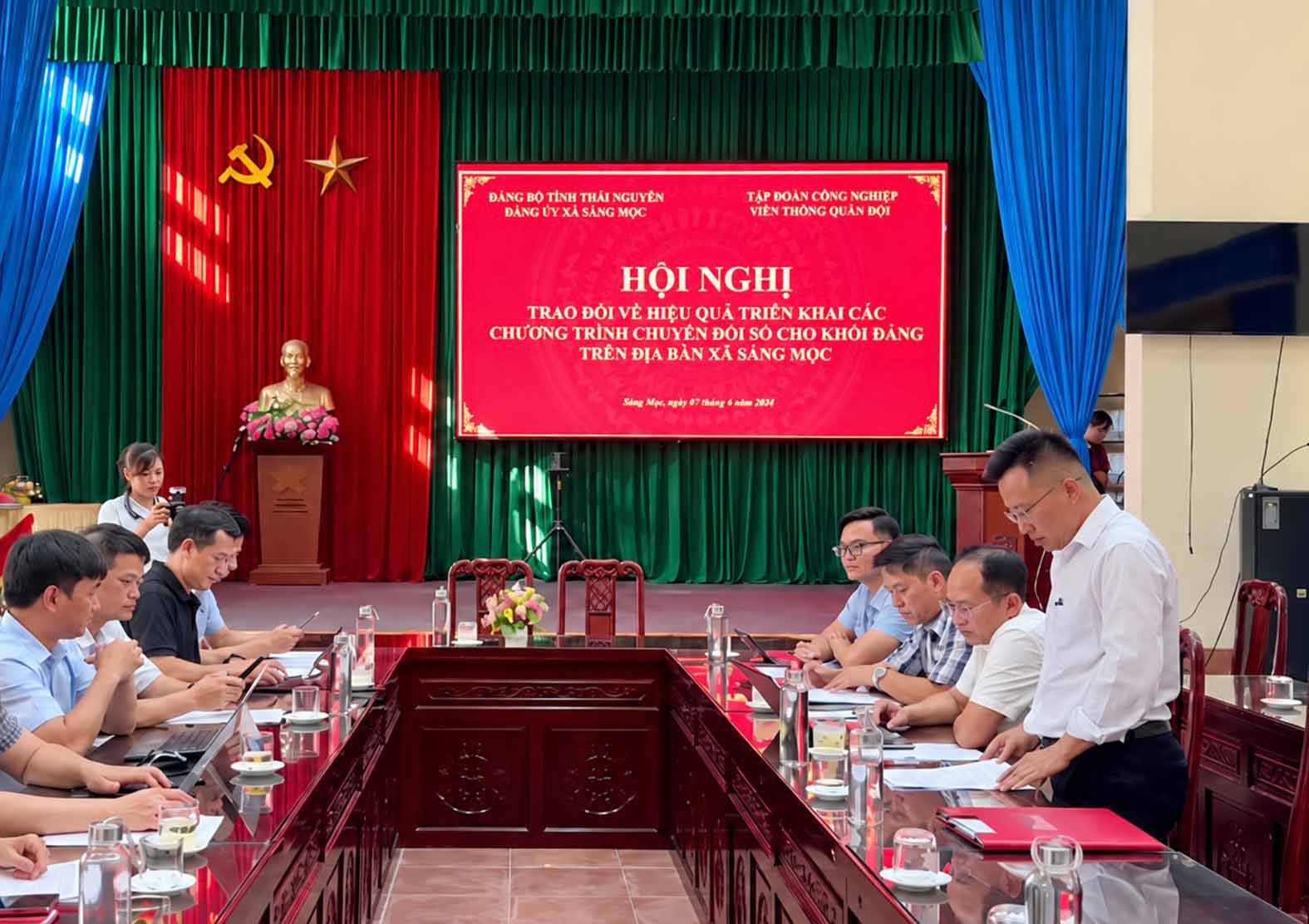 Conférence d'échange sur l'efficacité de la mise en œuvre des programmes de transformation numérique pour le bloc du Parti dans la commune de Sảng Mộc, Thái Nguyên. Photo: Viettel