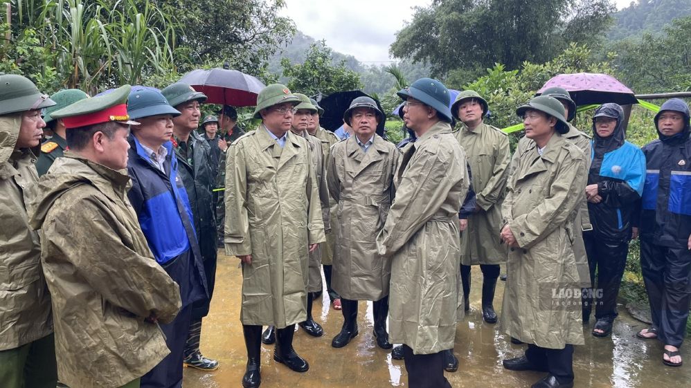 Lãnh đạo tỉnh Phú Thọ tại hiện trường vụ sạt lở. Ảnh: Mạnh Hùng