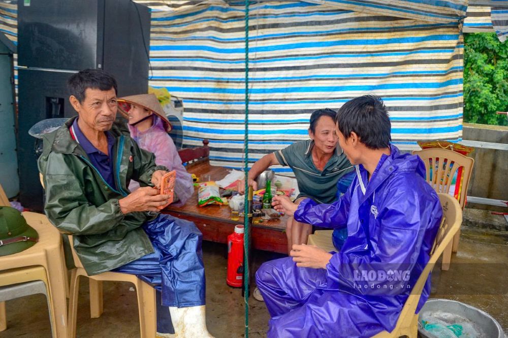 Người dân thôn Hà Lâm, xã Hà Trung mang đồ dùng, vật dụng lên bờ đê. Ảnh: Quách Du (chụp ngày 17.9.2026)