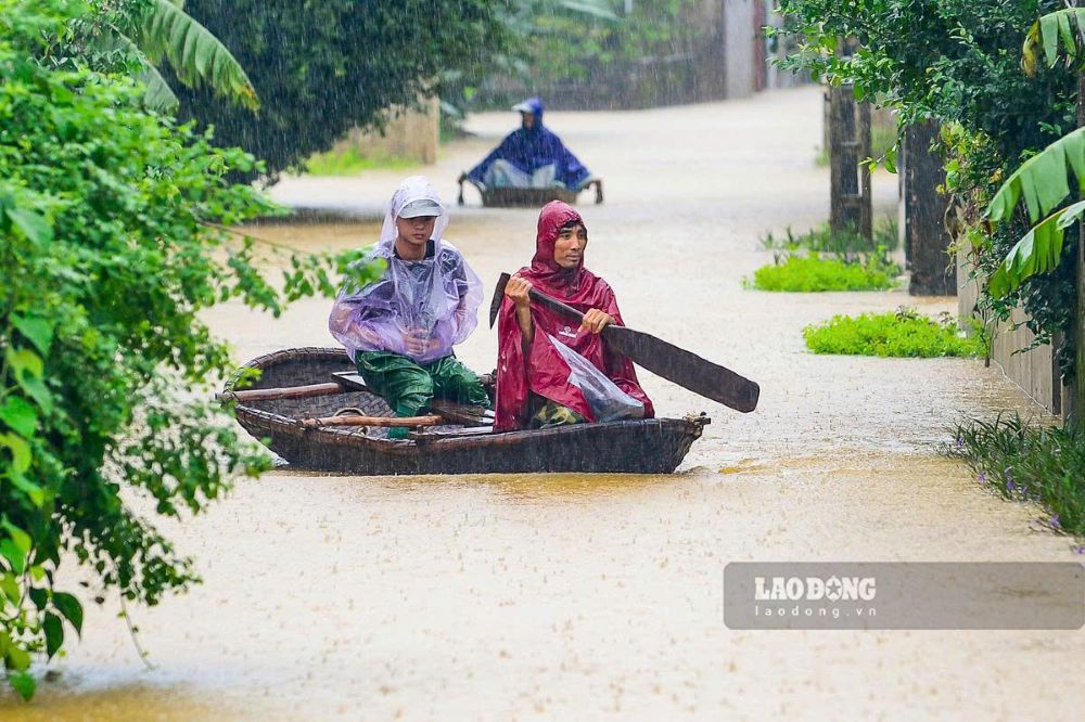 Nước lũ dâng cao, khiến nhiều hộ dân phải di chuyển bằng thuyền. Ảnh: Quách Du (chụp ngày 17.9.2026).