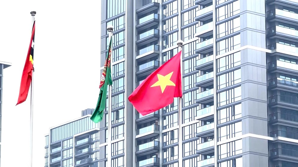Le drapeau vietnamien flotte lors de la cérémonie de lever du drapeau des ASIAD 19. Photo: Thu Sâm