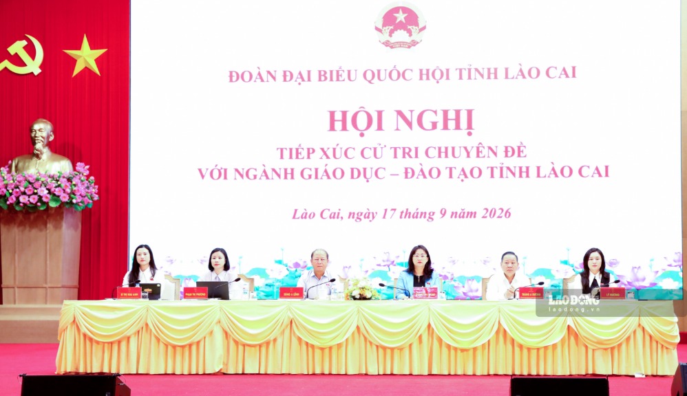 Đoàn Đại biểu Quốc hội tỉnh Lào Cai tại hội nghị tiếp xúc.