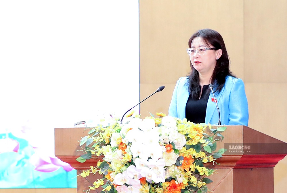 Bà Giàng Thị Dung - Trưởng Đoàn đại biểu Quốc hội tỉnh Lào Cai tiếp thu các ý kiến, kiến nghị của cử tri. Ảnh: Tiến Lập