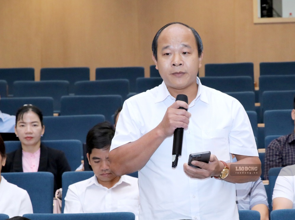 Cử tri phát biểu ý kiến, kiến nghị tại hội nghị.