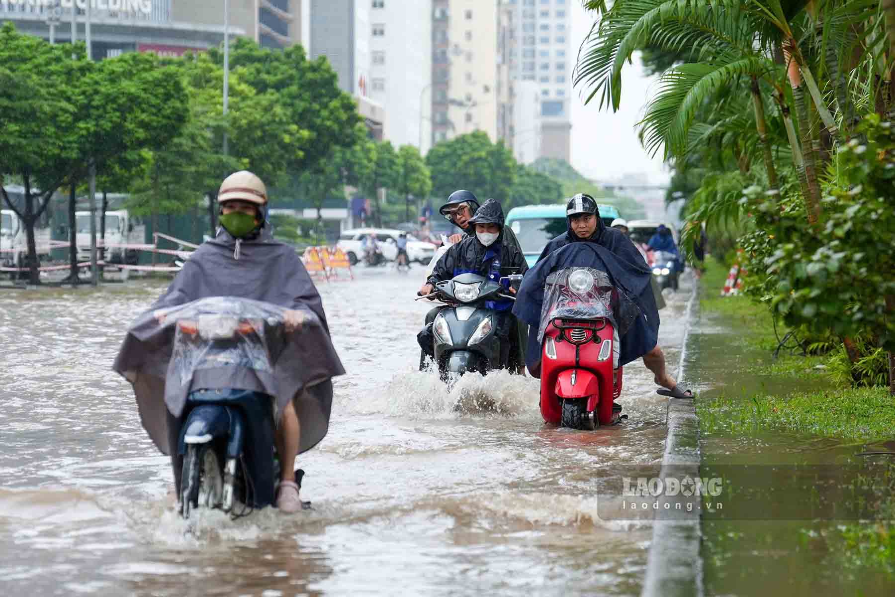 Flooding on Duong Dinh Nghe street (Hanoi) at 2:00 PM on September 17. Photo: Song Huu