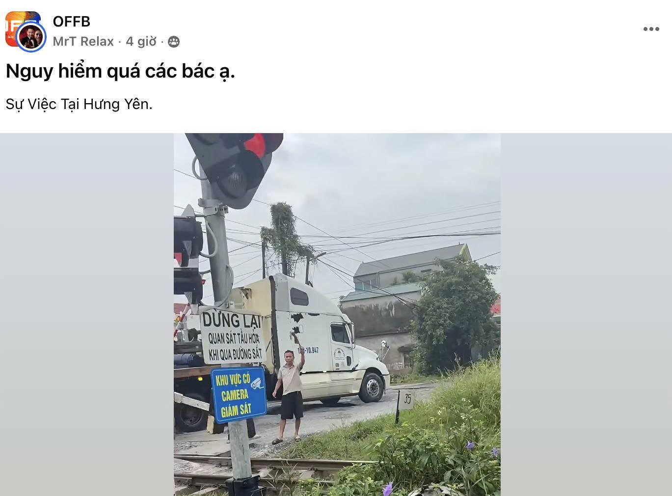 9月17日にソーシャルネットワークで共有された線路の真ん中に閉じ込められたコンテナ車の写真。写真:スクリーンショット