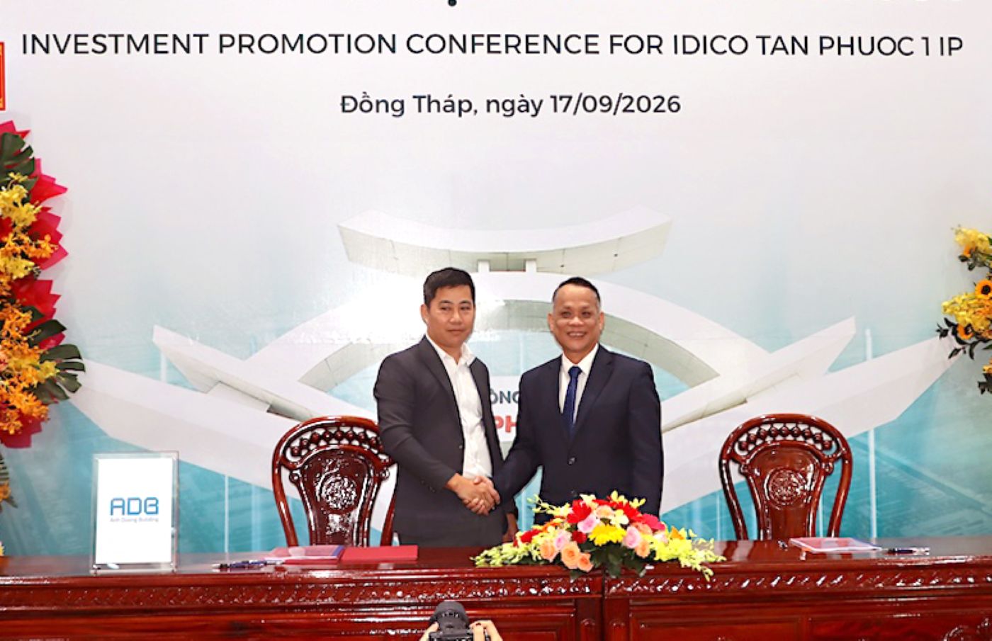 Lãnh đạo Công ty Cổ phần IDICO Tiền Giang (bìa phải) và nhà đầu tư ký thỏa thuận hợp tác. Ảnh: Dongthap.gov.vn
