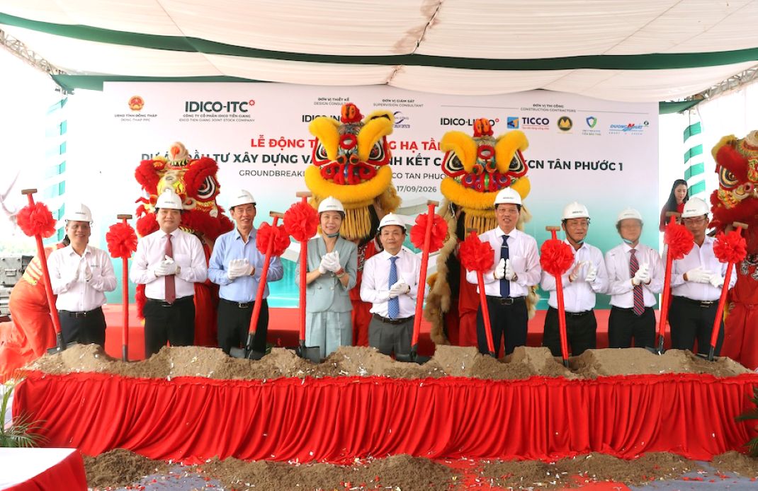 Mr. Phan Van Thang and representatives of leaders of the Provincial People's Committee, departments, and branches of Dong Thap province perform the groundbreaking ceremony for the Tan Phuoc 1 Industrial Park project. Photo: Dongthap. gov. vn