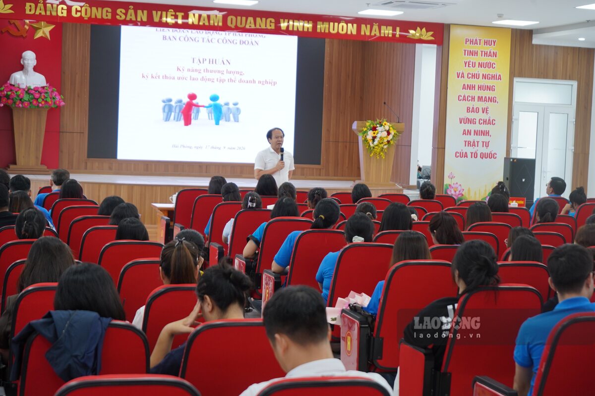 Ông Vũ Ngọc Thức - Trưởng bộ phận Chính sách pháp luật LĐLĐ TP Hải Phòng chia sẻ kiến thức, kĩ năng về thương lượng tập thể. Ảnh: Mai Dung