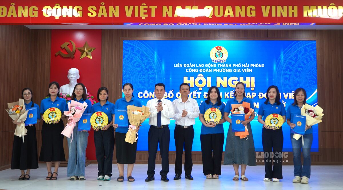 Representatives of leaders of Hai Phong City Labor Federation and Gia Vien ward present decisions to establish grassroots trade unions. Photo: Mai Dung