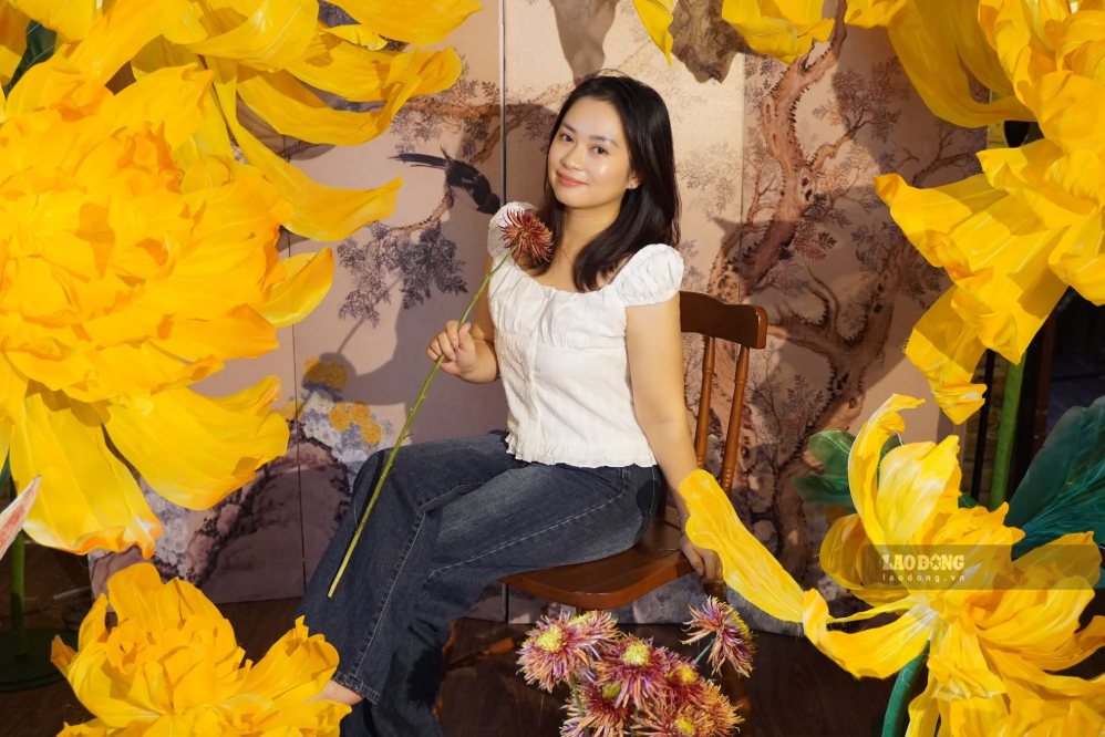 Harmonious outfit coordination will help women enhance their bright white skin when welcoming autumn. Photo: Do Huong