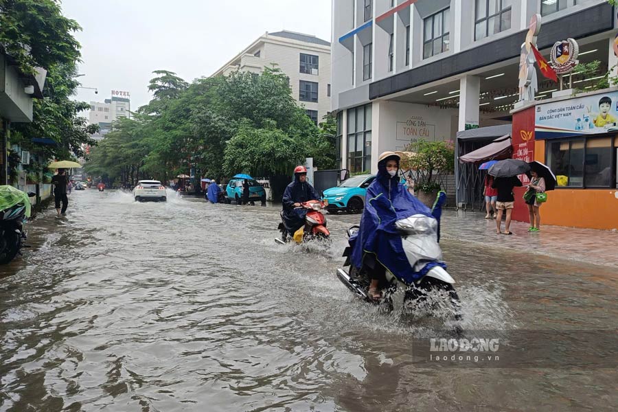 Some roads in Hanoi are flooded after heavy rain on the morning of September 17. Photo: Hai Danh