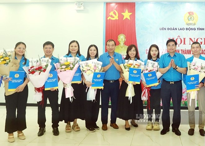 Đại diện lãnh đạo LĐLĐ tỉnh Ninh Bình trao quyết định và tặng hoa chúc mừng đại diện các CĐCS mới thành lập (ảnh chụp ngày 17.9). Ảnh: Nguyễn Trường
