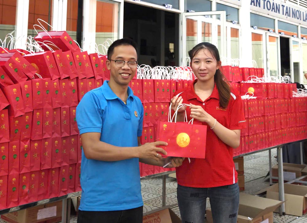 More than 2,000 union members of the Trade Union of Hitech Vietnam Apparel Co., Ltd. (Da Nang) receive Mid-Autumn gifts. Photo: Duy Xuyen Trade Union
