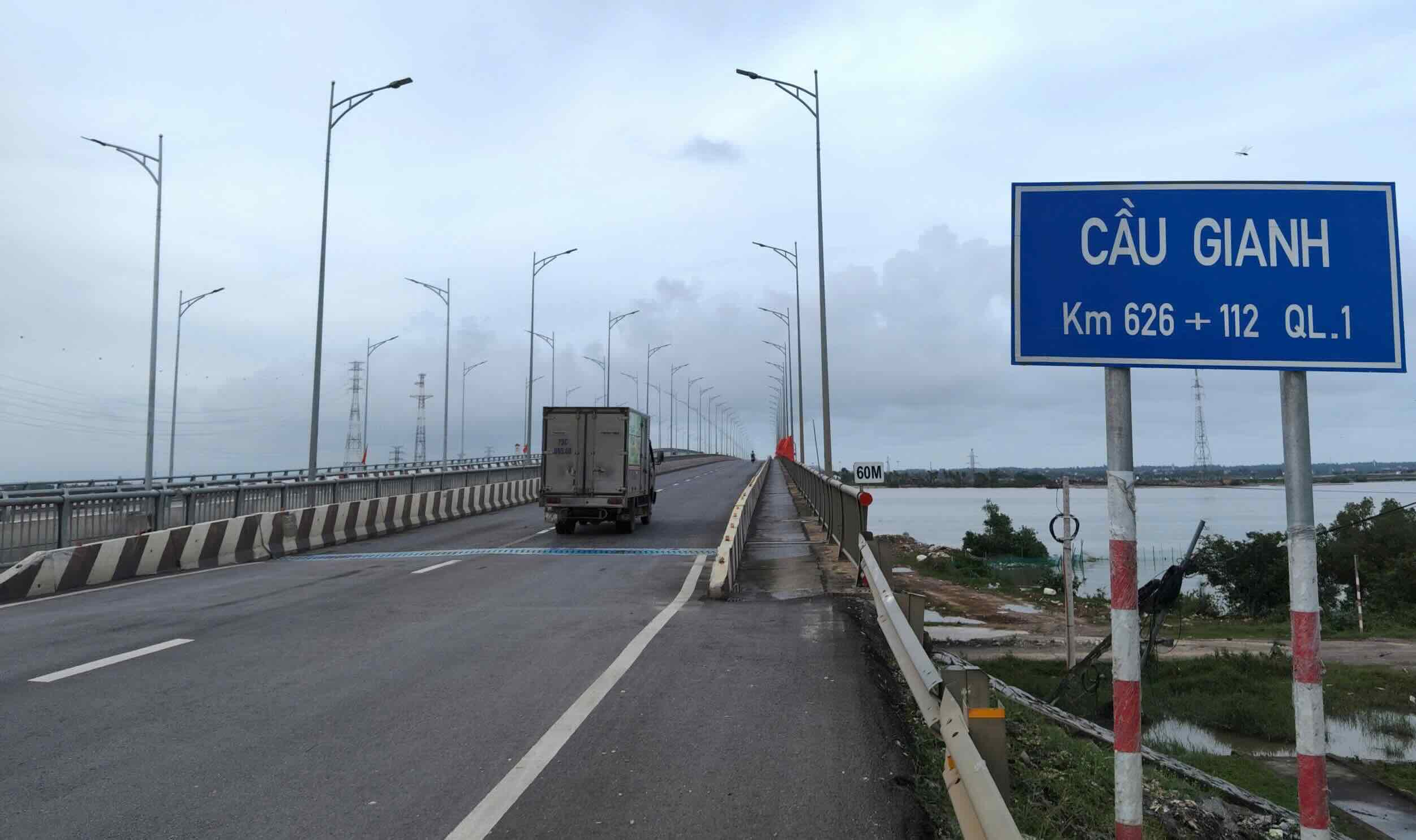 Traffic through Gianh bridge is diverted from September 19. Photo: Thanh Hai