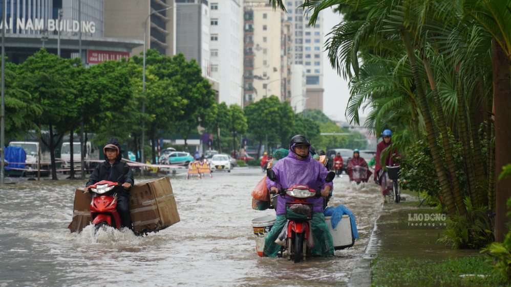 Weather forecast for tomorrow, September 18, Hanoi with showers and thunderstorms, locally heavy to very heavy rain. Photo: Minh Vu