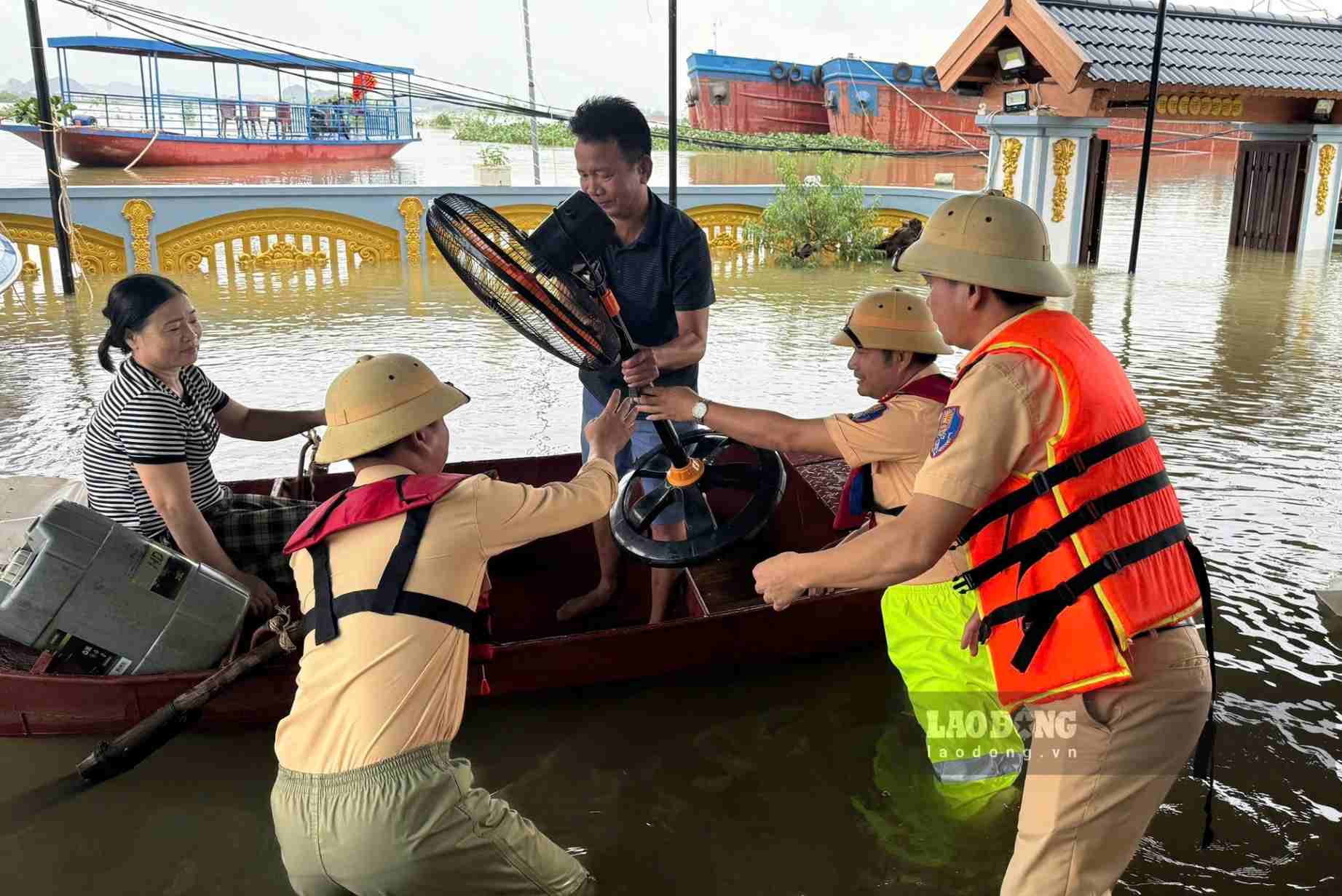 Lực lượng chức năng hỗ trợ người dân tại thôn Kênh Gà, xã Gia Viễn di chuyển đồ đạc đến nơi an toàn (ảnh chụp chiều ngày 17.9). Ảnh: Nguyễn Trường